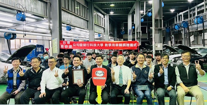 產學合作新紀元捐贈後合影圖片