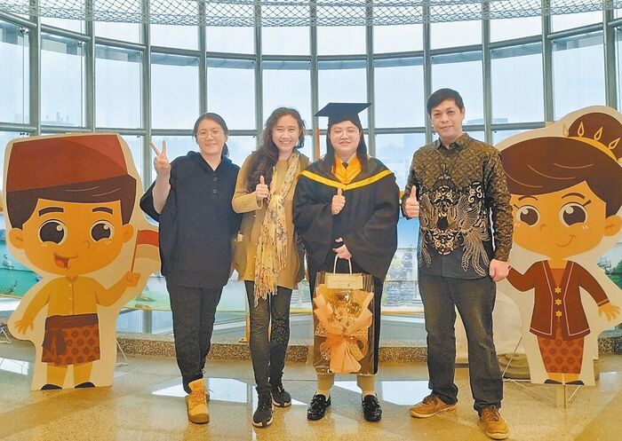 健行科技大學電機系碩士班印尼籍學生余麗安蒂（右二）以自身經歷，鼓勵新南向國家學子們可到台灣求學，勇敢追夢翻轉人生。（健行科大提供／呂筱蟬桃園傳真）圖片