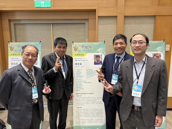 師生分享喜悅合影 (彭椏富主任_左1、陳昱臺_左2、魯大德院長_右2、蔡懷文指導教授_右1)圖片
