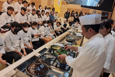 健行科大舉辦日式會席料理廚藝展演，學生大開眼界。(健行科大提供／呂筱蟬桃園傳真)