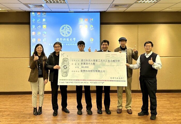 晉泰科技處長陳志忠(左一)、副理盧曉筠(左二)頒發獎學金給予張元輔(左三)，並和該校師長合影。