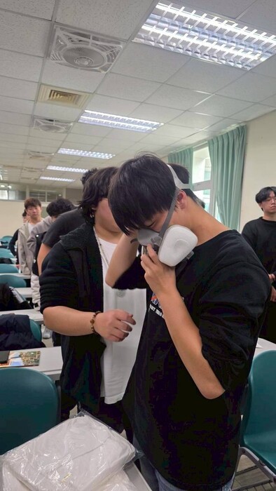 體驗試戴防毒面具圖片